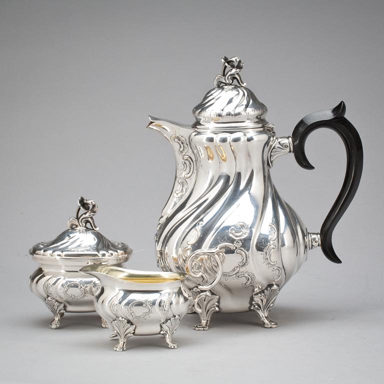 KAFFESERVIS, 3 delar. Silver, rokokostil. C.G Hallberg 1954. 810g.