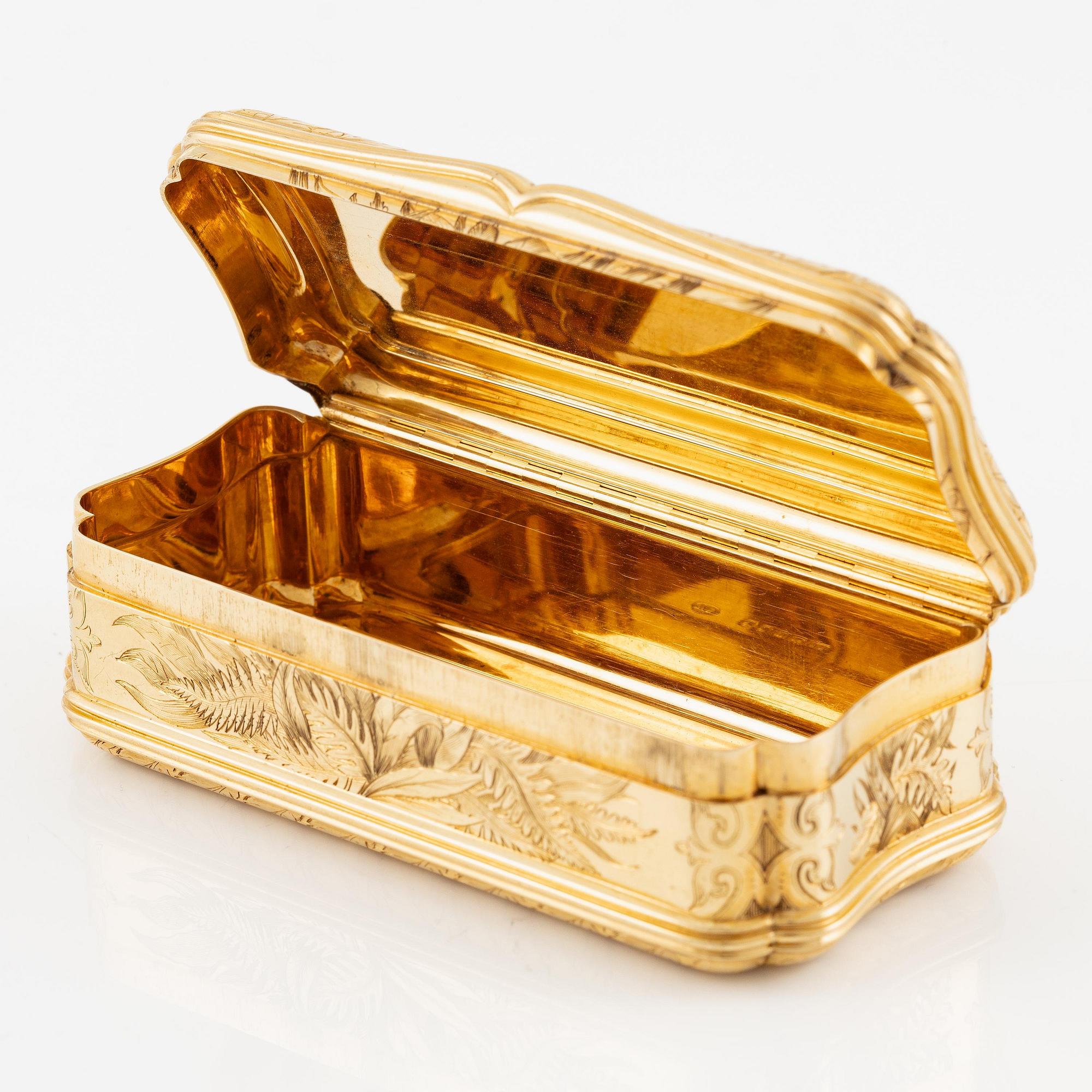 An English 18 carat gold snuff box, marks of William Summers, London 1867.