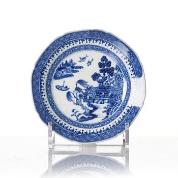 A set of twelve Chinese export porcelain dessert dishes, Qing dynasty, Qianlong and Jiaqing, 18/19th century.