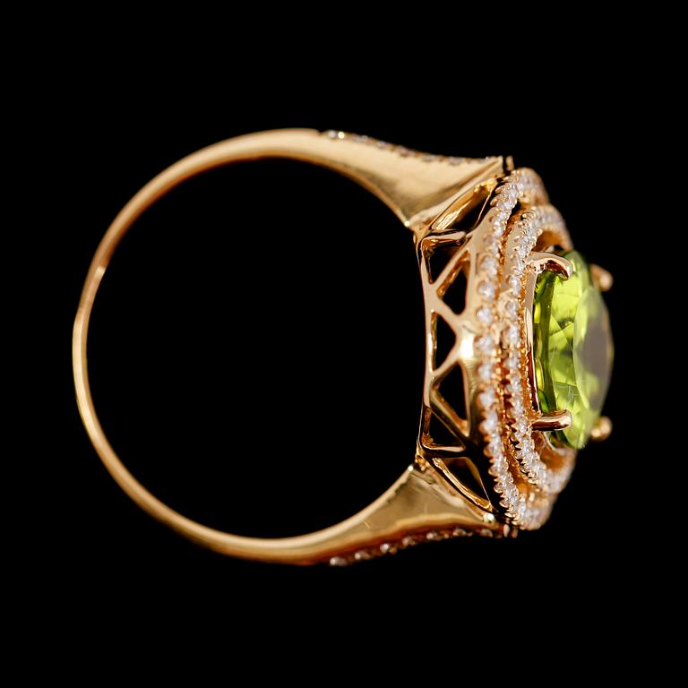 RING, 18 k guld, grön peridot 4.0 ct, diamanter tot 0.48 ct.
