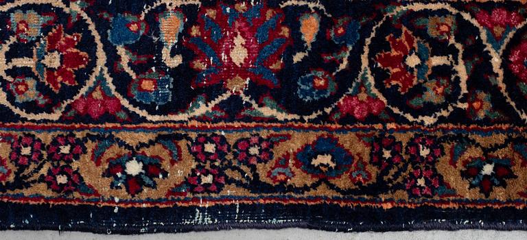 A carpet, an antique/a semi-antique Yezd, ca 557-562 x 366,5-370,5 cm.