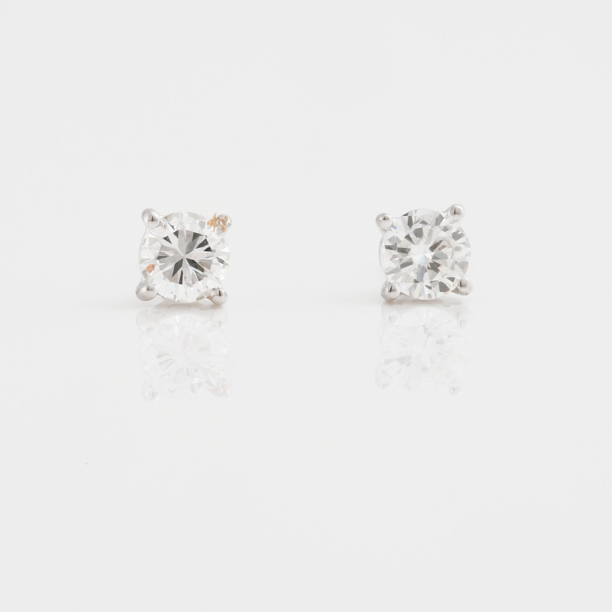 ÖRHÄNGEN, ett par, med briljantslipade diamanter ca  0.40 ct.