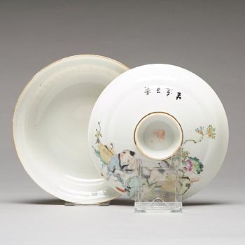 SKÅL med LOCK, porslin. Kina, 1900-tal. Signerad Ma Qingyun.