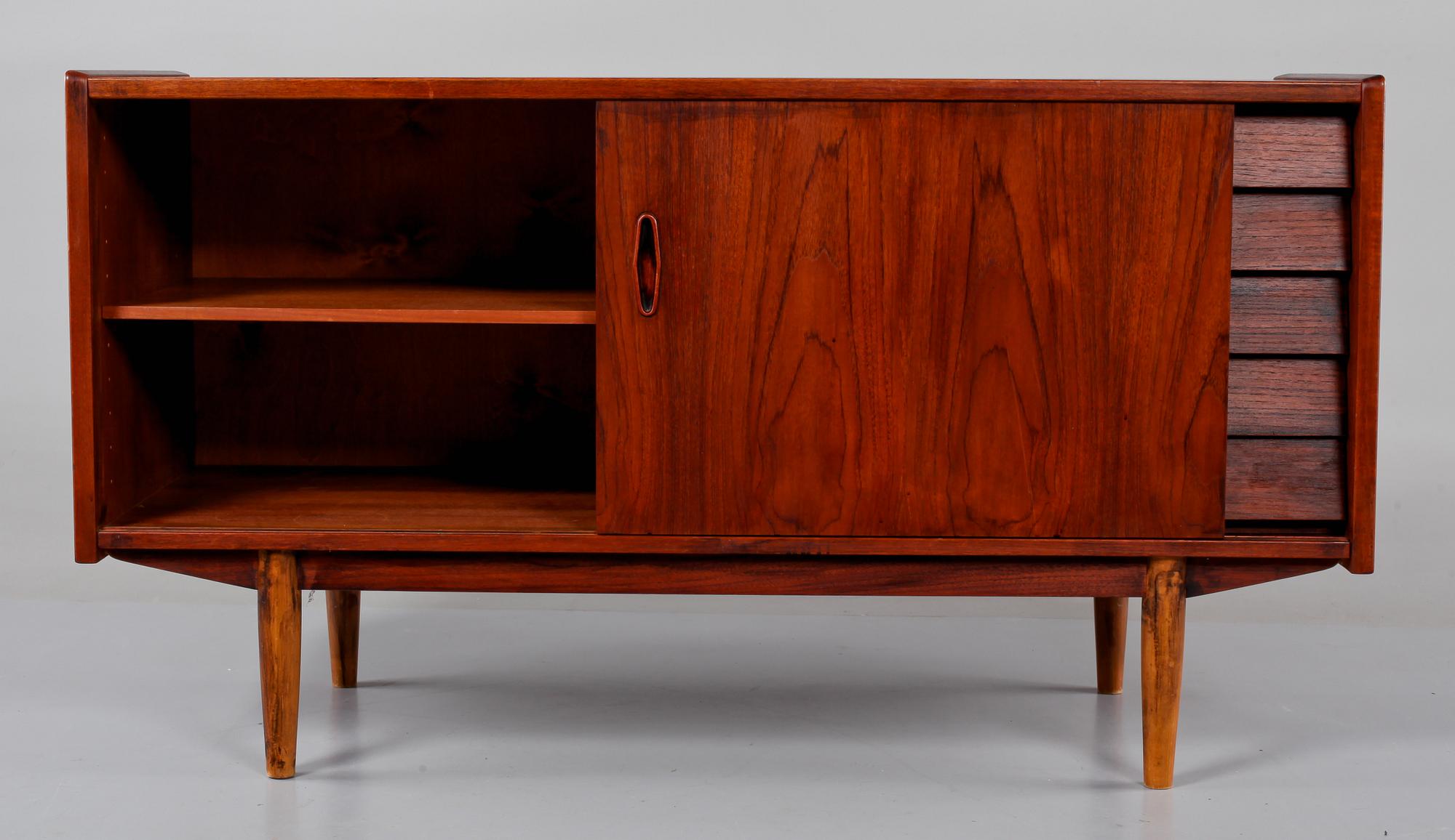 SIDEBOARD, Nils Jonsson, Troeds, 1900-talets tredje kvartal.