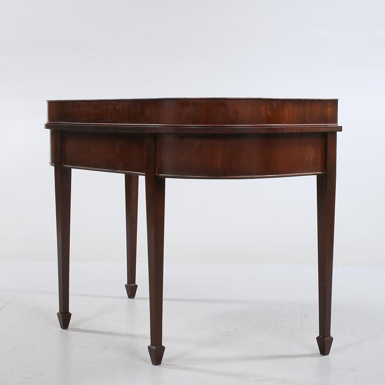 SKRIVBORD, engelsk stil, 1900-talets andra hälft.