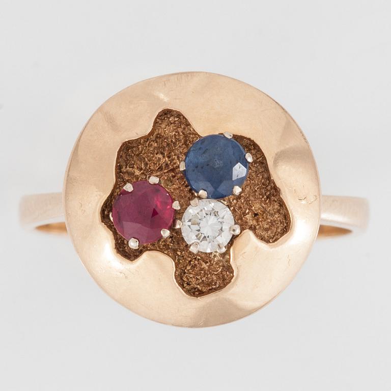 ÖRHÄNGEN OCH RING, 18K guld, safir, rubin, diamant 0,15 ct. Jouko Tolonen 1973. Vikt 11,4 g.