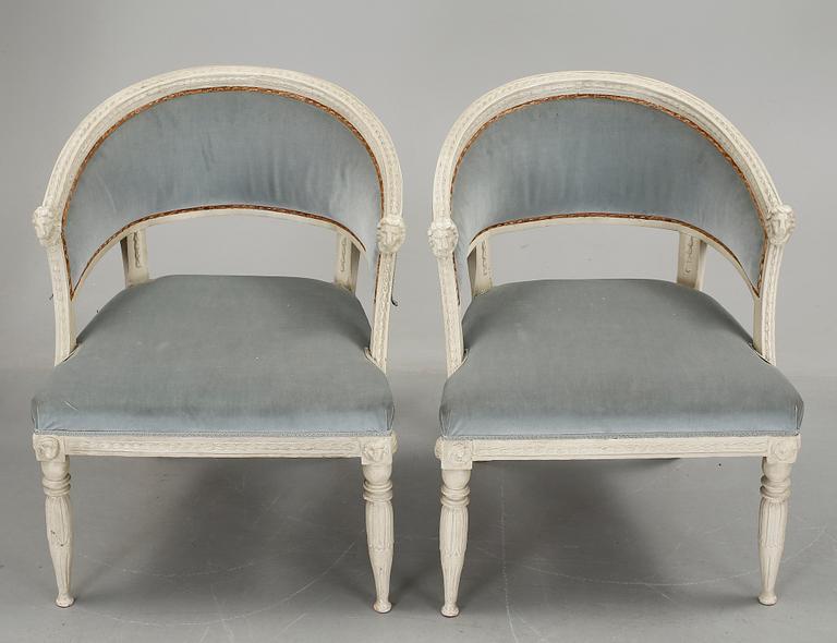 BALJFÅTÖLJER, ett par, sengustavianska, 1800-talets början.