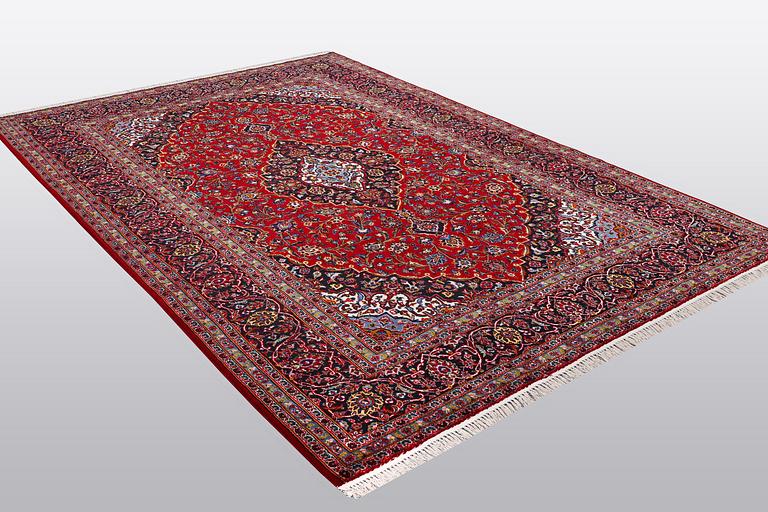 A carpet, Kashan, ca 298 x 202 cm.