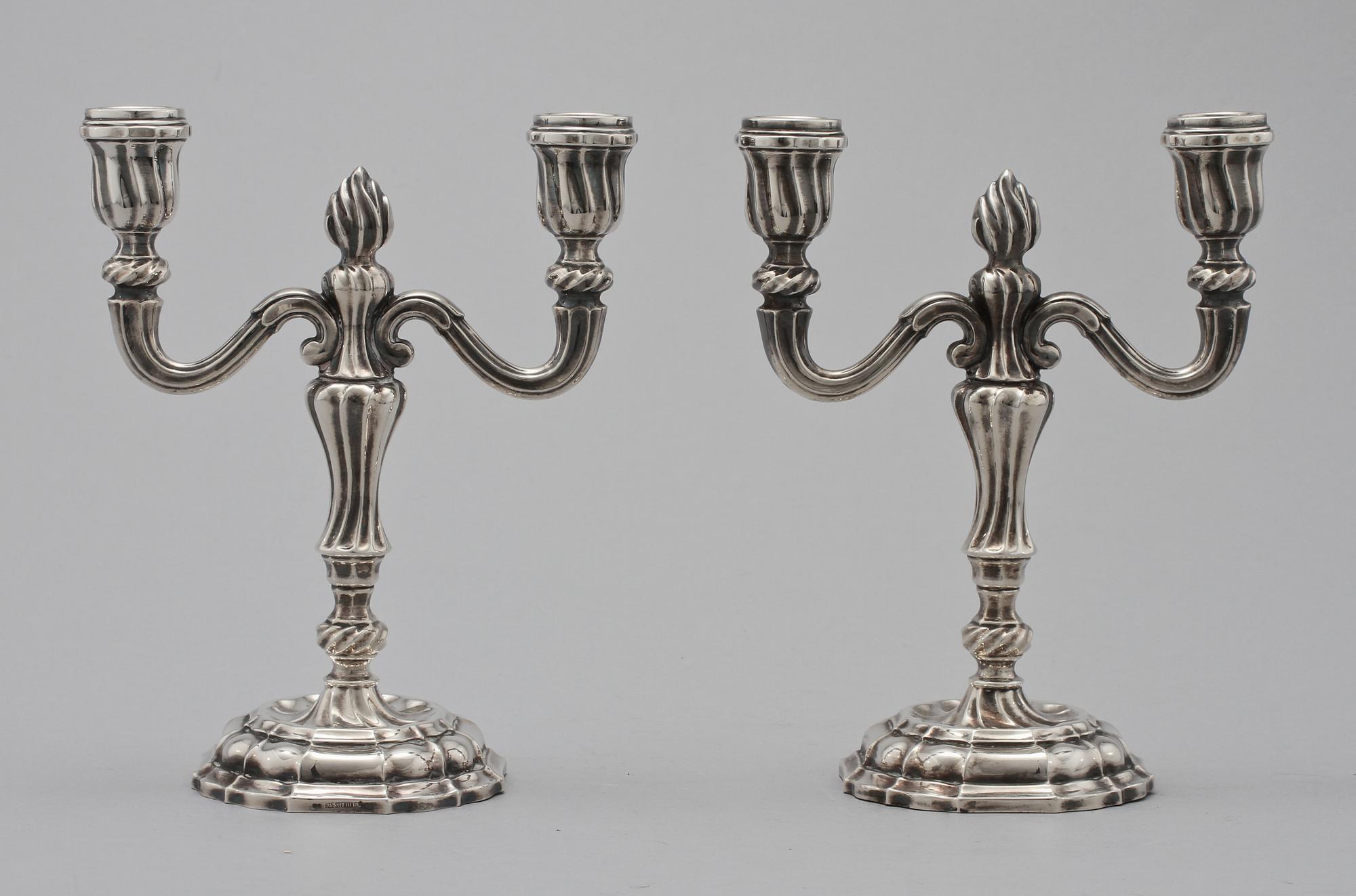 KANDELABRAR, ett par, sterlingsilver, bär importstämpel, 1900-talets andra hälft.