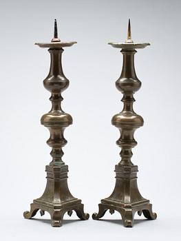 LJUSSTAKAR, ett par, barockstil, brons. Omkring 1900.