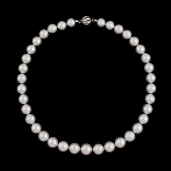 1310. A cultured South sea pearl necklace, 13-10 mm.