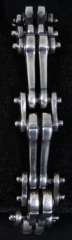 ARMBAND samt RING, silver, 1900-tal. Tot vikt 85 g.