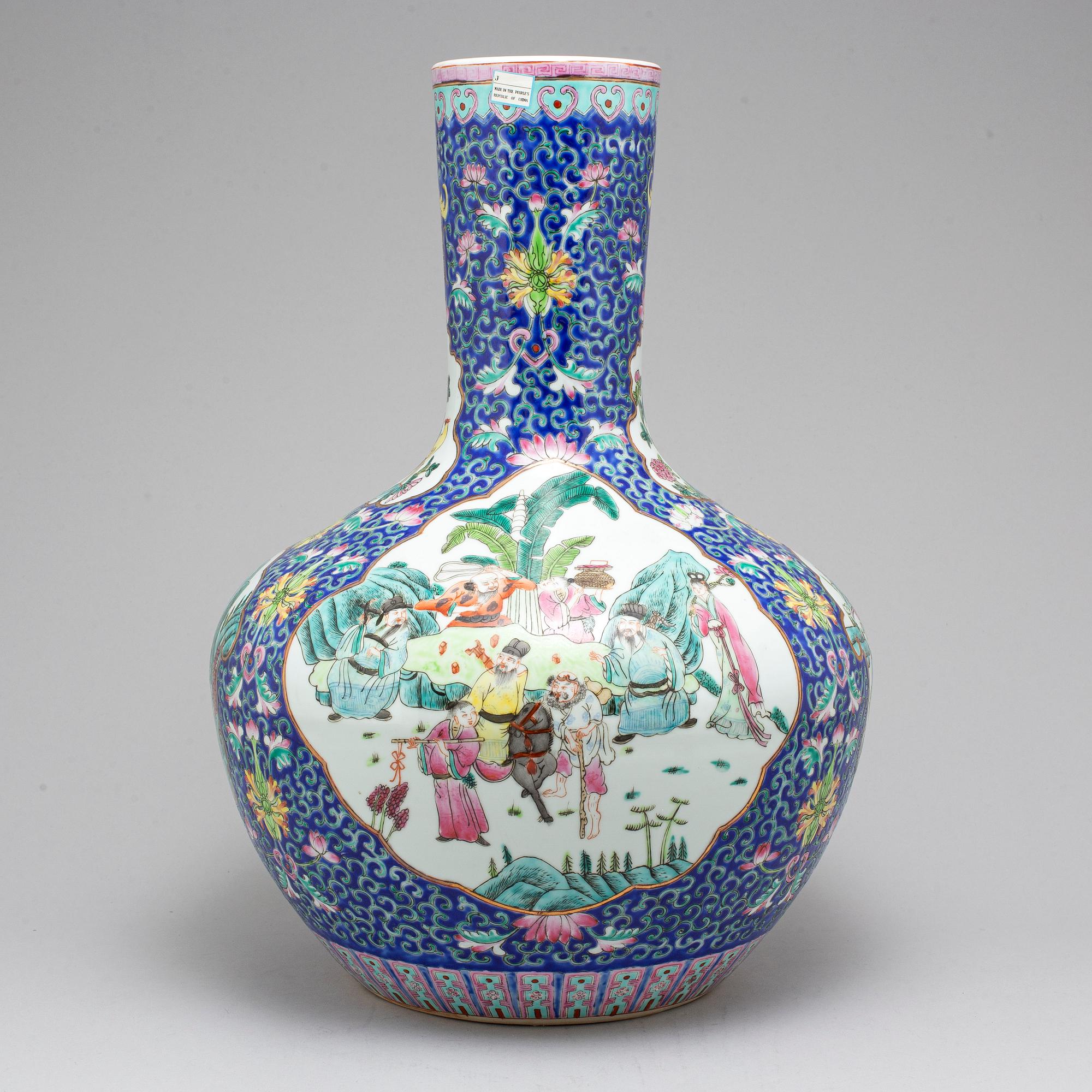 A large Chinese famille rose 'tianqiuping' vase, 20th century.