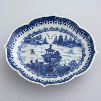 Nine pieces of chinese porcelain, 18th and early 19th century.