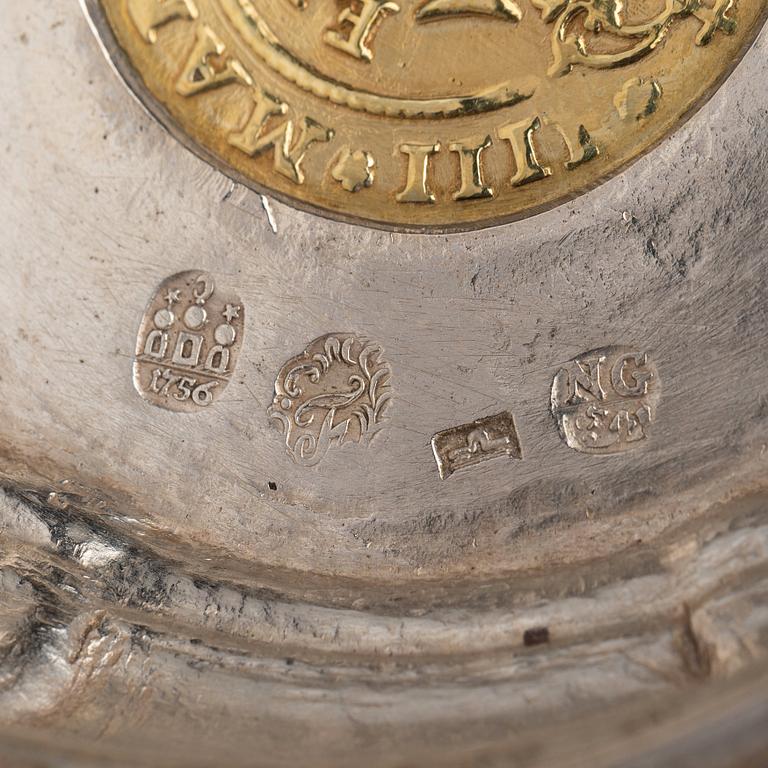 Kanna med lock, famille rose, med silvermontering av Nils Gram d ä, Köpenhamn 1756.