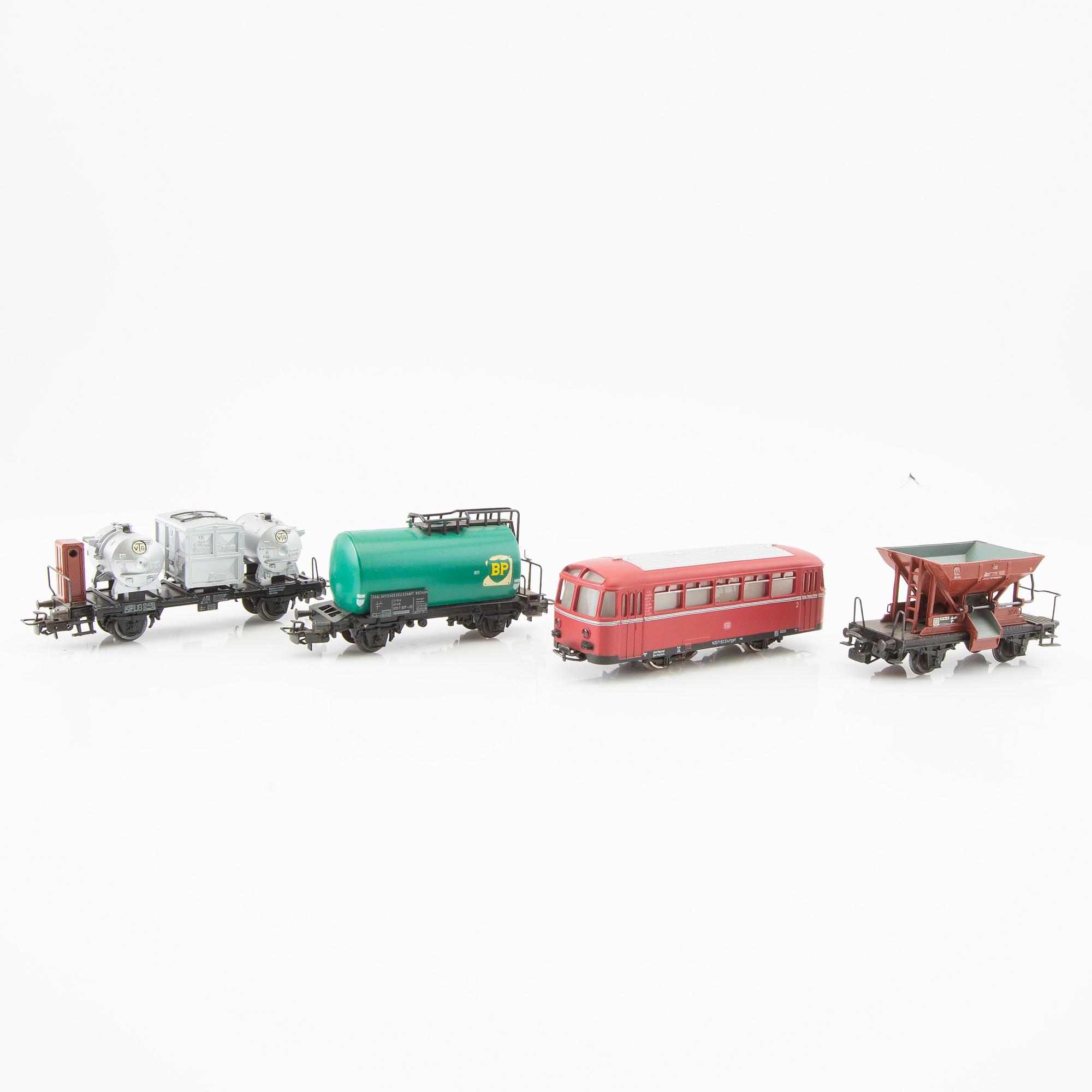 Märklin, 4 pcs. locomotives, including model 3031 and 3074, 6 cars of various models.
