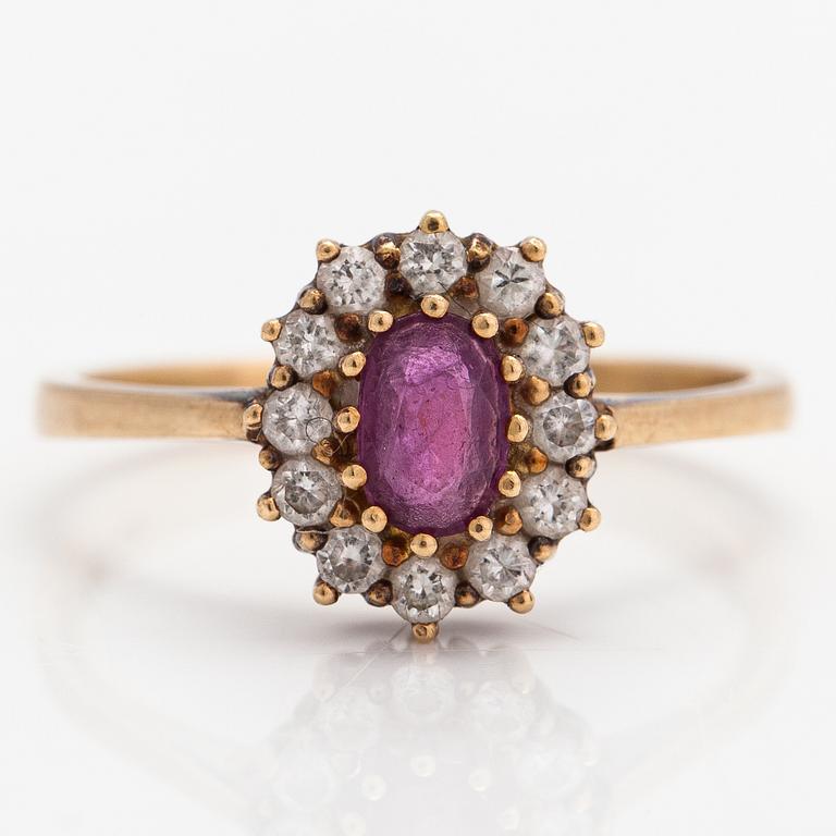 An 18K gold ring with diamonds ca. 0.24 ct in total and a ruby.