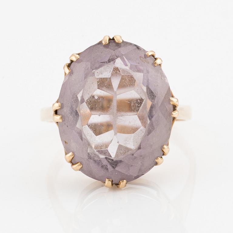 Ring, 18K gold with oval amethyst.
