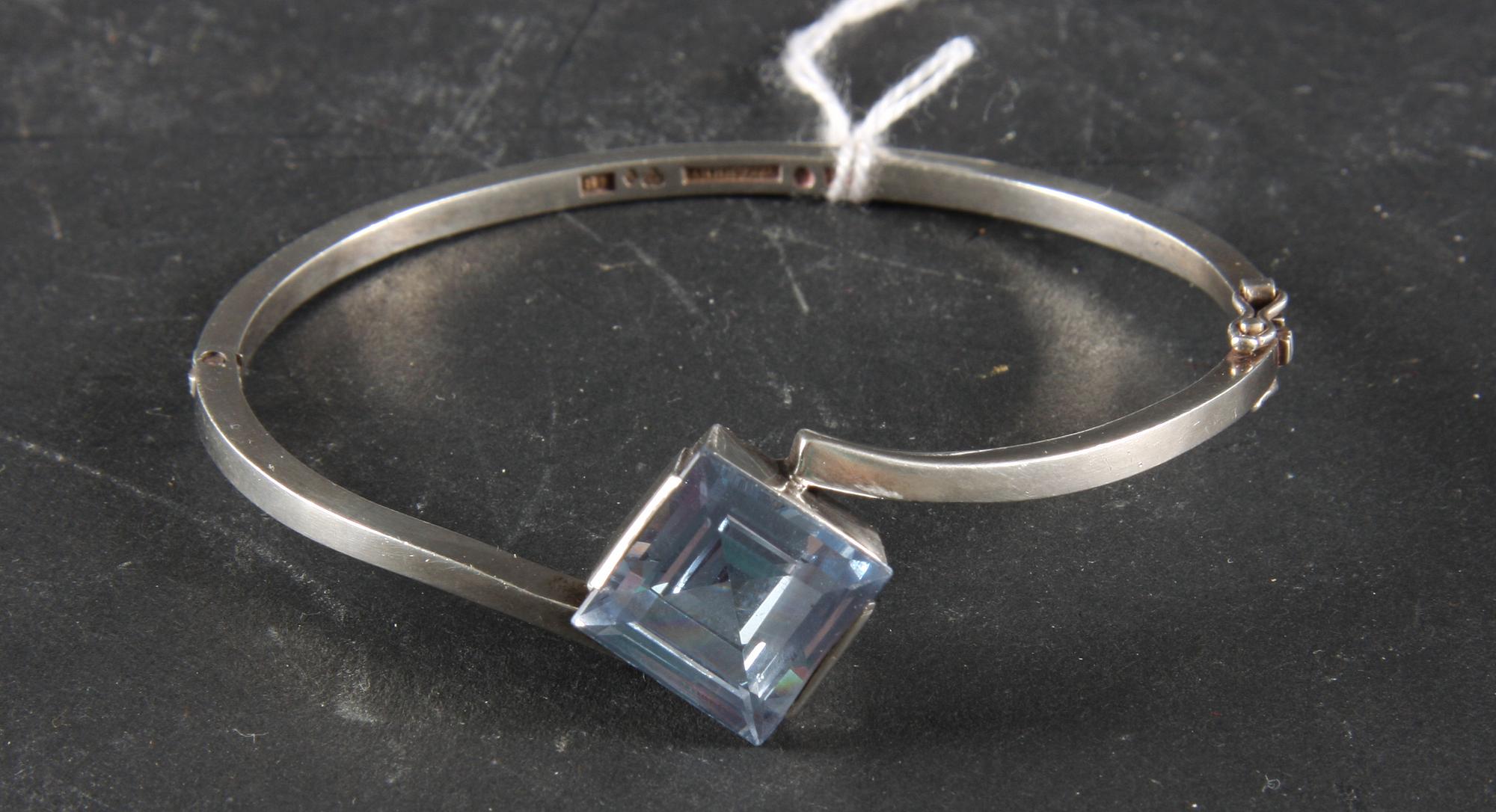ARMRING. Stigbert, silver 1944, med syntetisk spinell.