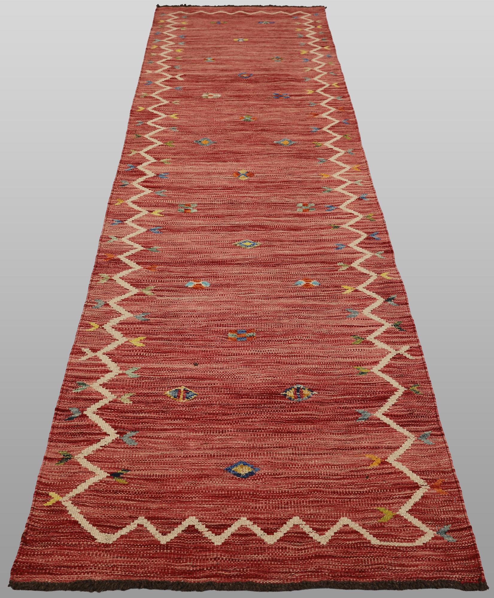 A Kelim runner carpet, 296 x 84 cm.