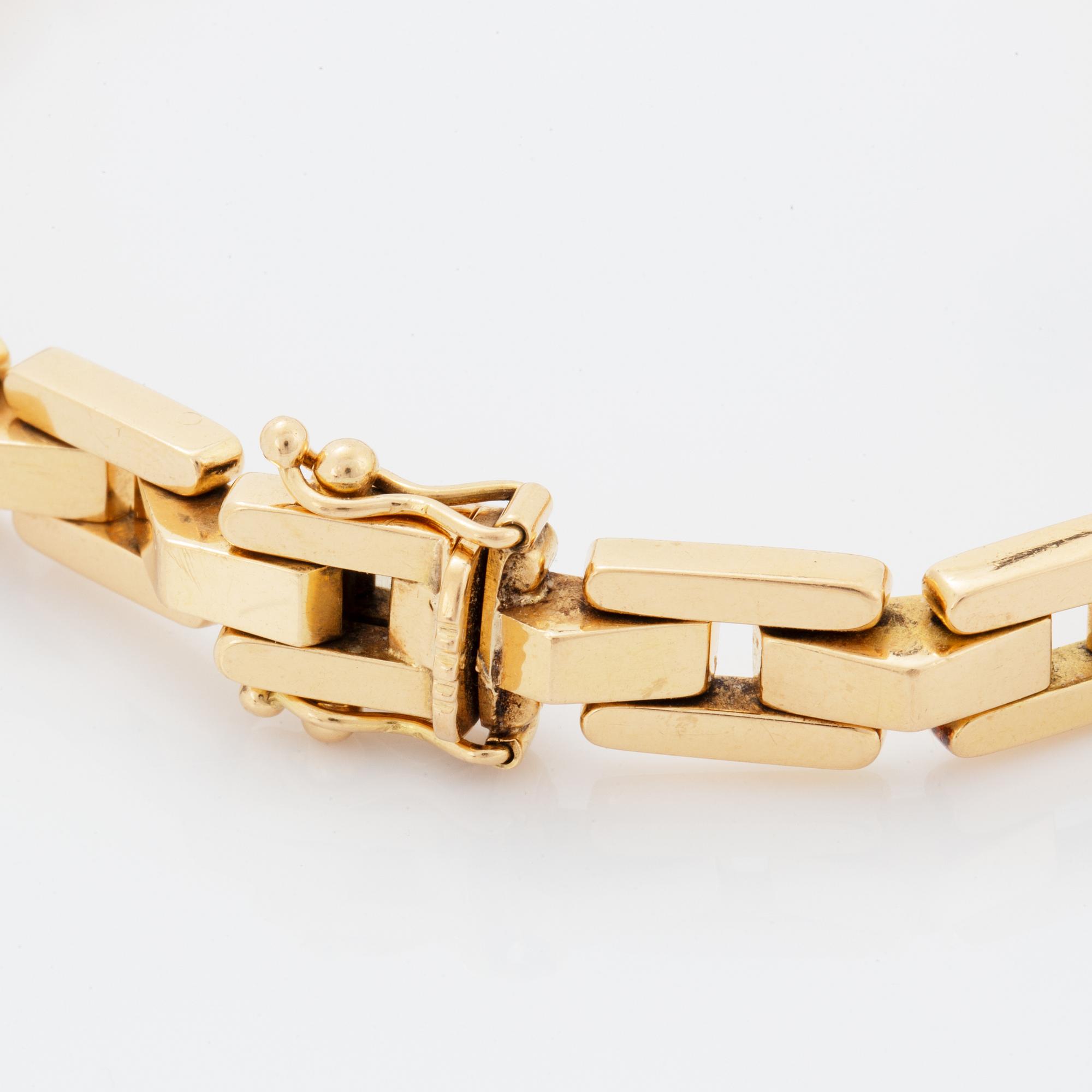 18K gold bracelet.