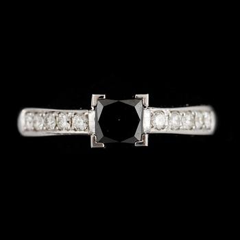 RING, 14k vitguld m svart prinsesslipad diamant ca 0,96 ct samt 10 briljant slipadediamanter tot ca 0,22ct. Vikt ca3,5g.