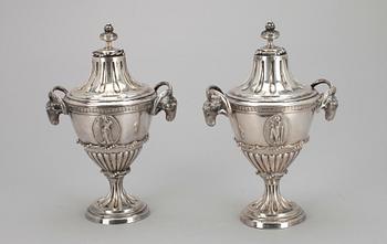 SOCKERSKÅLAR, ett par, silver, CG Hallberg, Stockholm 1897. Tot. vikt ca 945,5 g.