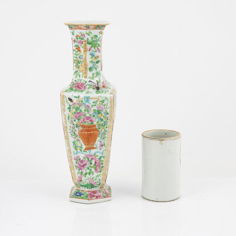 Two porcelain vases and a dish, Qing dynasty, 19th Century.