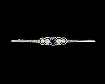 63. BROSCH, safir med briljantslipade diamanter, tot. ca 0,60 ct.