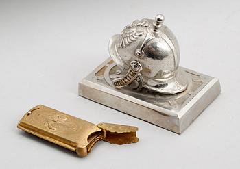 NÅLETUI SAMT BREVPRESS, metall, sekelskiftet 1900.