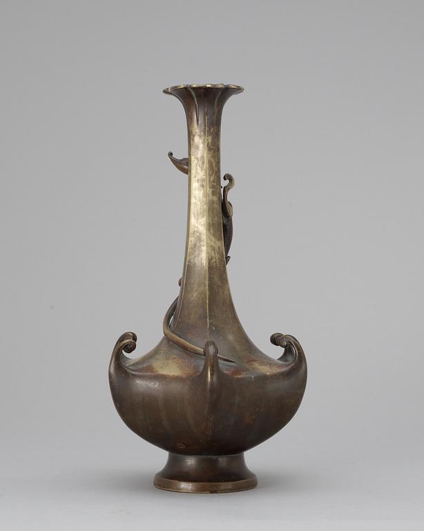 An early 20th Century brons vase, Japan.