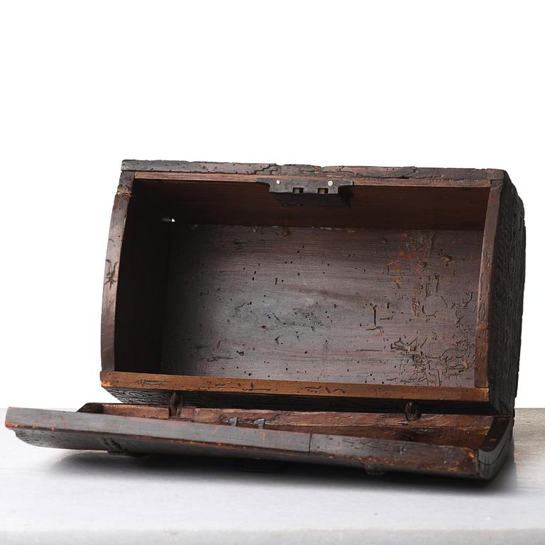 A casket and lid, C14 dated, second half of the 17th century.