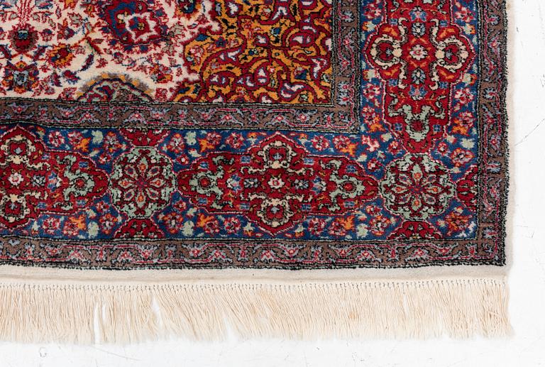 Carpet, Pakistan ca 240 x 137 cm.