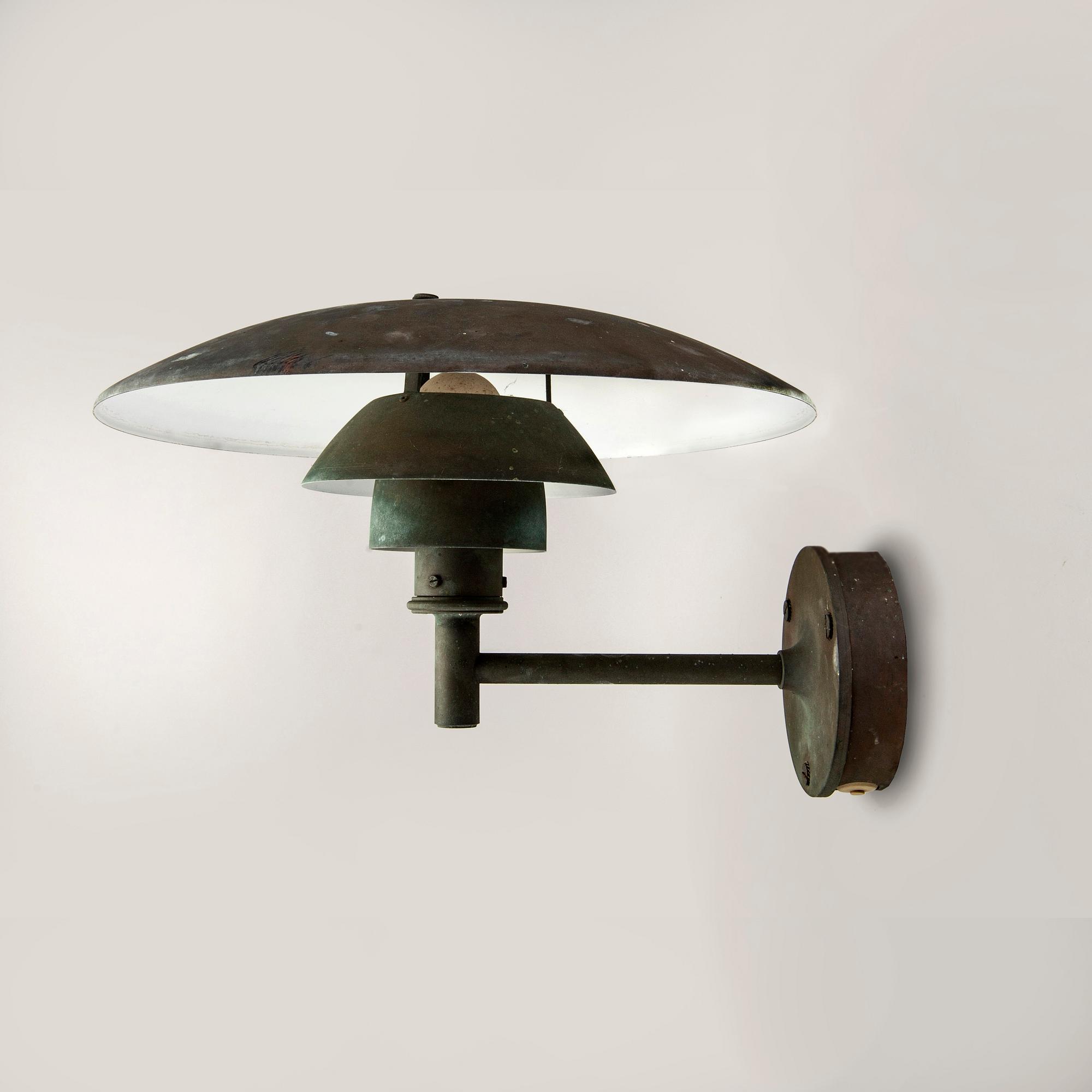 POUL HENNINGSEN, vägglampa för utomhusbruk, "PH", Louis Poulsen, Danmark.