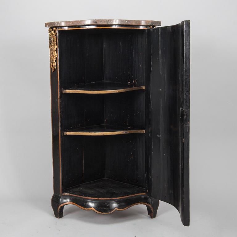 HÖRNSKÅP. Rokokostil, 1800-tal.