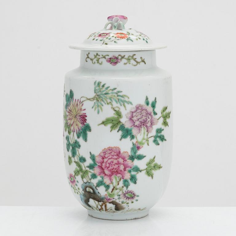 A Chinese porcelain vase with cover, first half of the 20th century.
