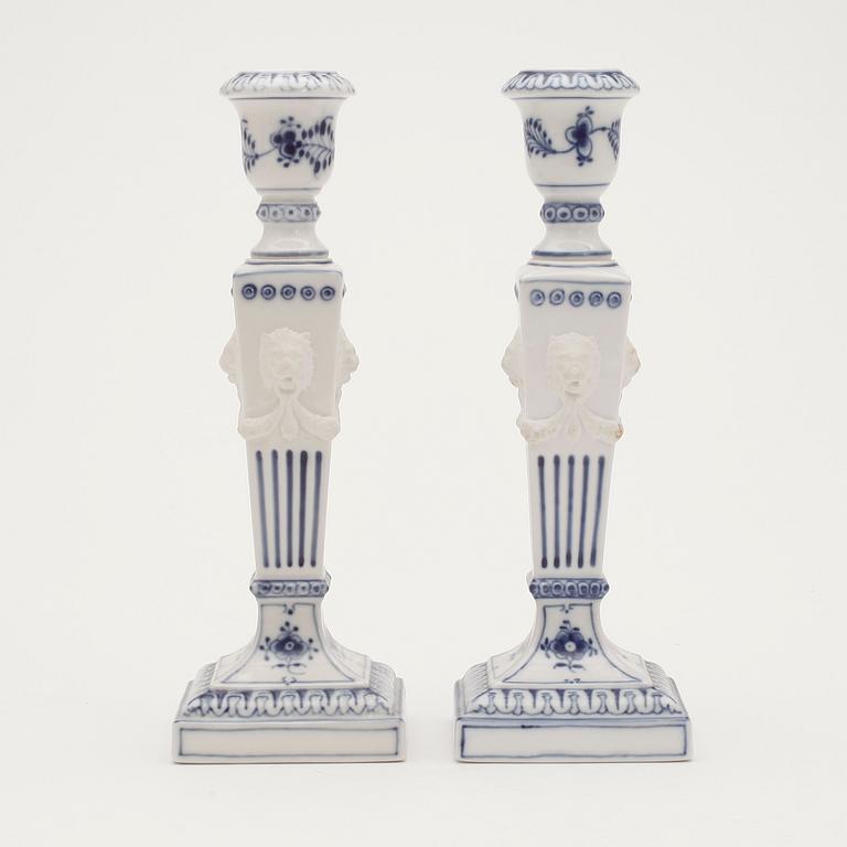 LJUSSTAKAR, ett par, porslin, "Musselmalet" Royal Copenhagen, 1900-tal.