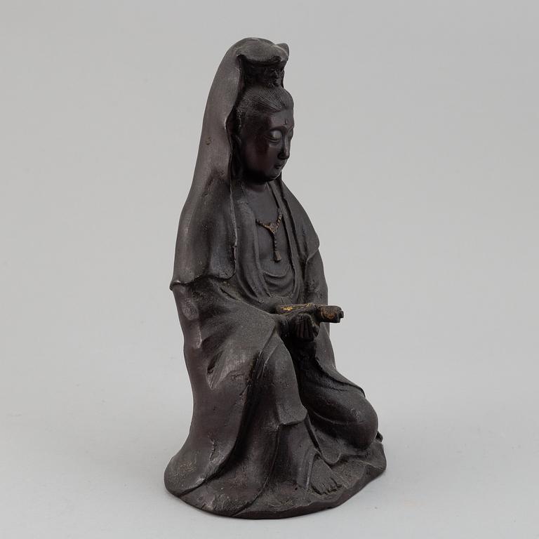 A bronze figure of Guanyin, late Qing dynasty.