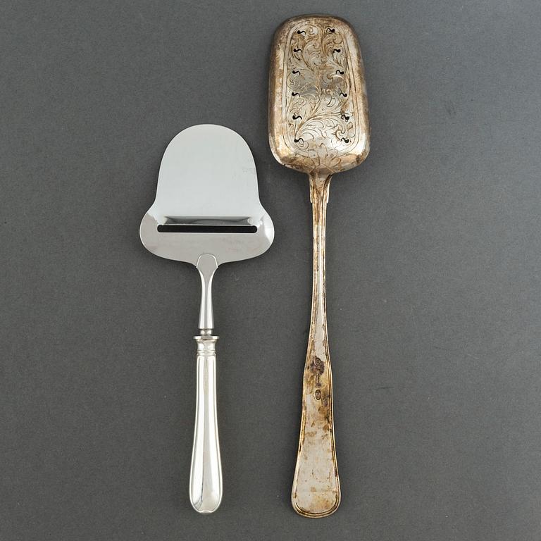 A silver cutlery, including 'Svensk Spets' and 'Svensk Rund', incl. GAB, CG Hallberg, 19/20th century (89 pc), 3171g.