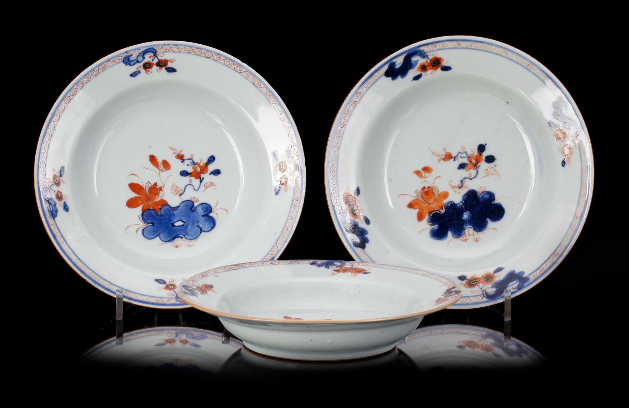 BÄRTALLRIKAR, 3 st snarlika, porslin, Qianlong, Kina 1700-talets andra hälft.