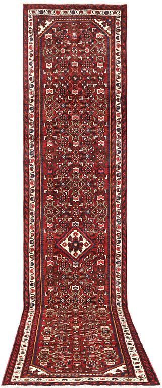 A Hamadan runner, approx. 430 x 92 cm.