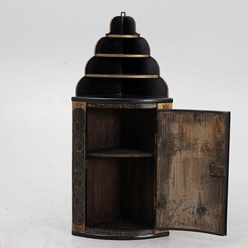 Corner cabinet with shelves, 18th/19th century.
