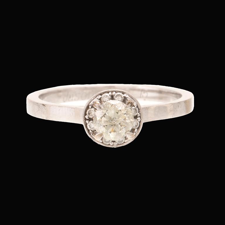 An 18K white gold ring set with round brilliant-cut diamonds.