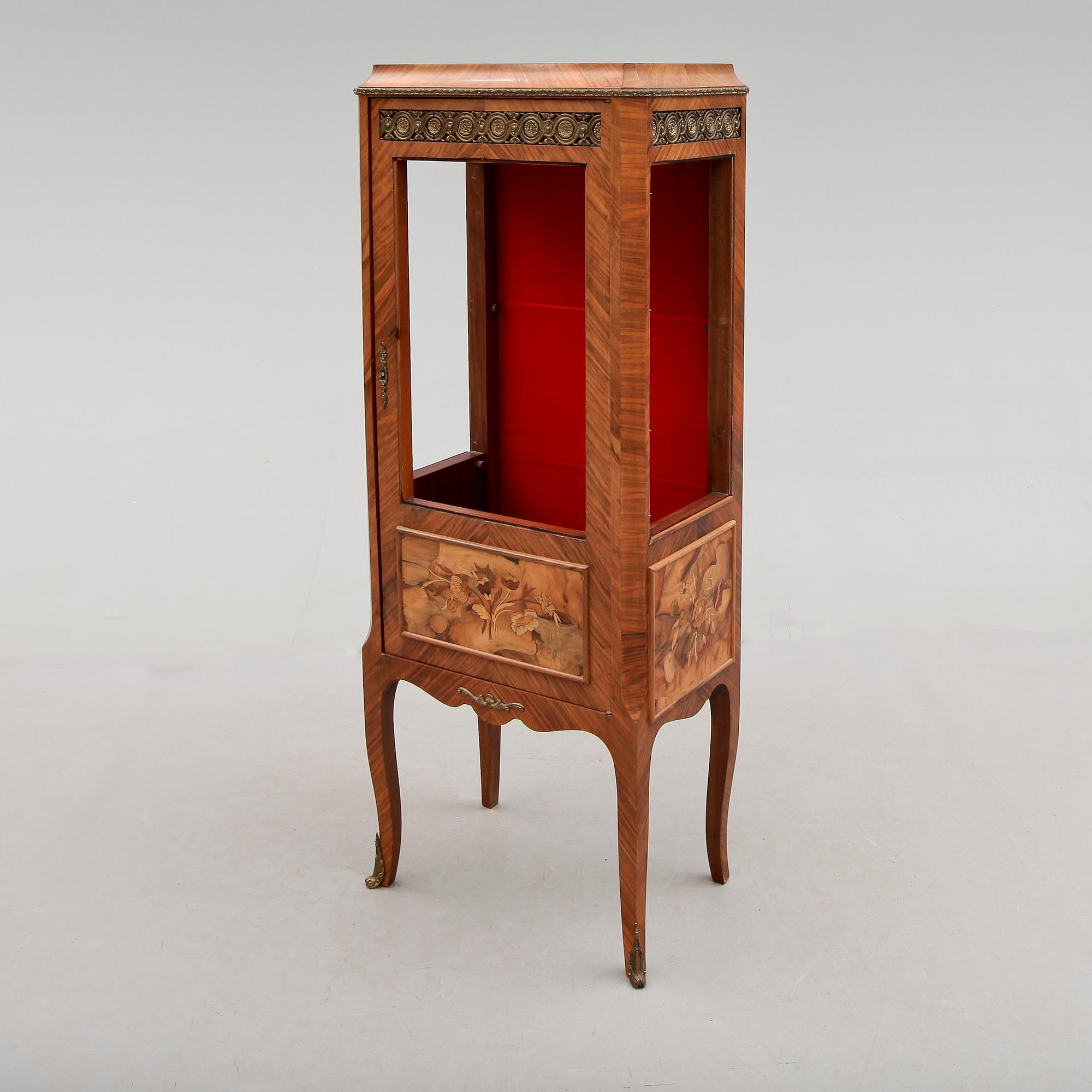 VITRINSKÅP, gustaviansk stil, 1900-talets mitt.