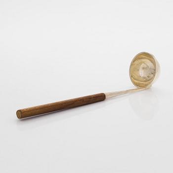 Bertel Gardberg, kastikemalja ja kauha, Hopeatehdas Oy Helsinki 1959 ja 1960.