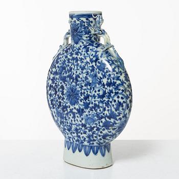 A Chinese blue and white porcelain moonflask, Qing dynasty, 19th century.