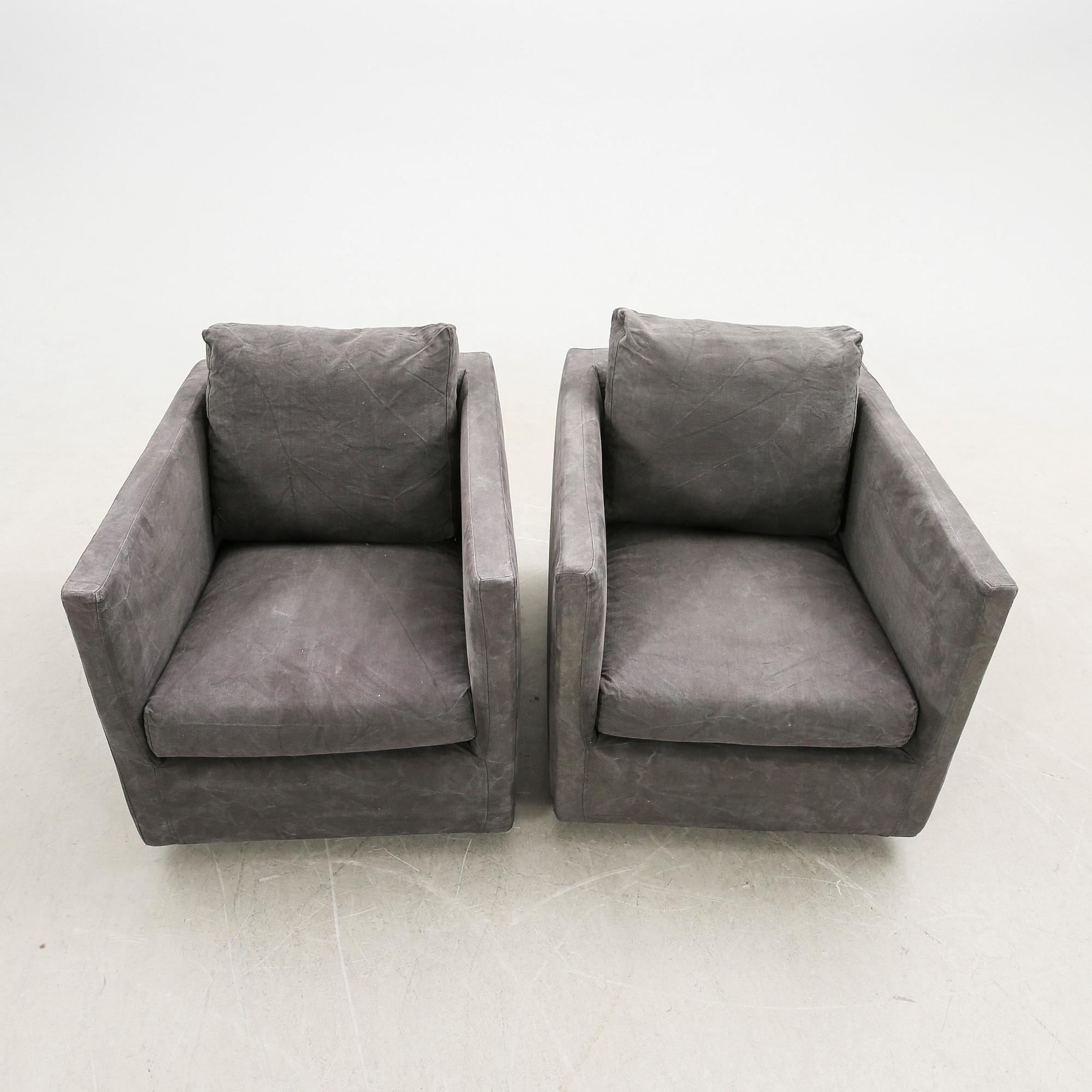 Jens Juul Eilersen fåtöljer ett par Box 2000-tal.