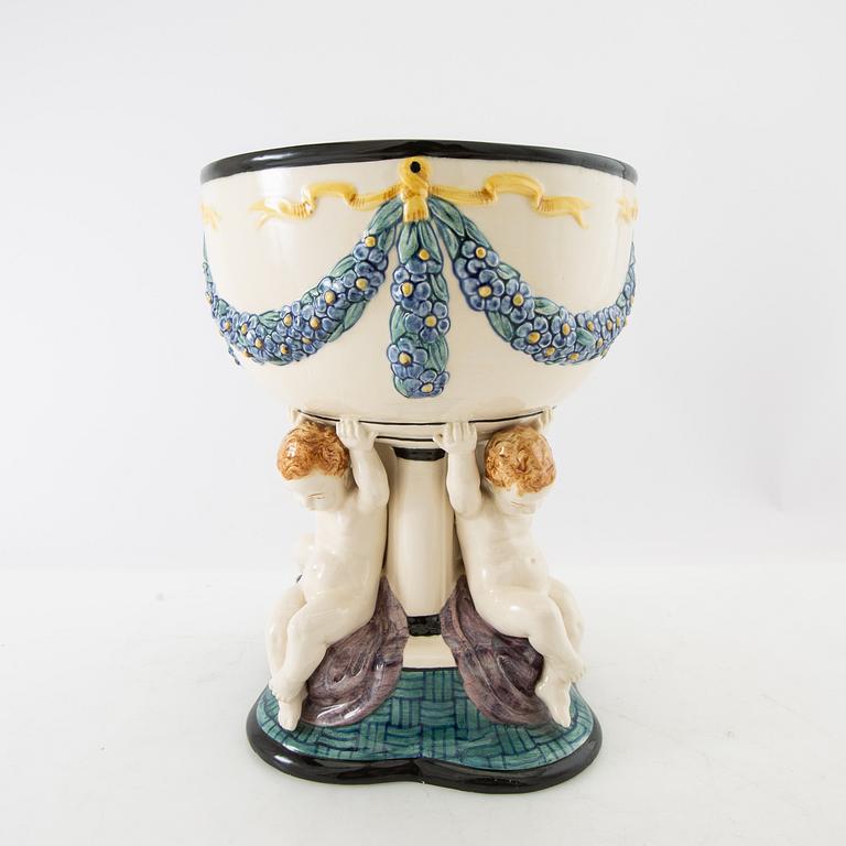 Wilhelm Süss jardinière/Bowl on foot for Karlsruhe State Majolica Manufactory AG, first half of the 20th century.