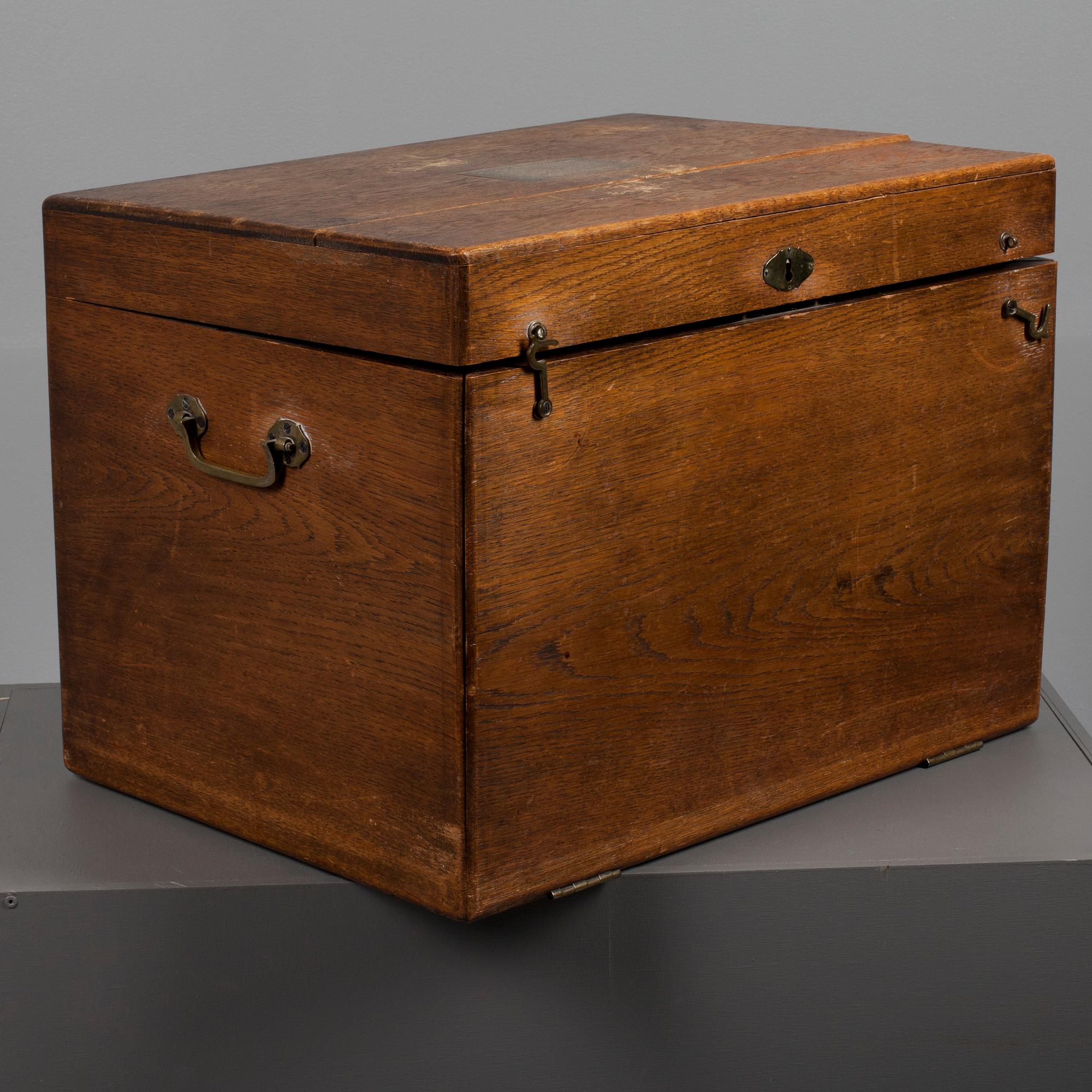 SCHATULL MED SILVERBESTICK, 103 delar, Tyskland, 800 haltigt silver, omkring 1896, total vikt ca. 5600 g.