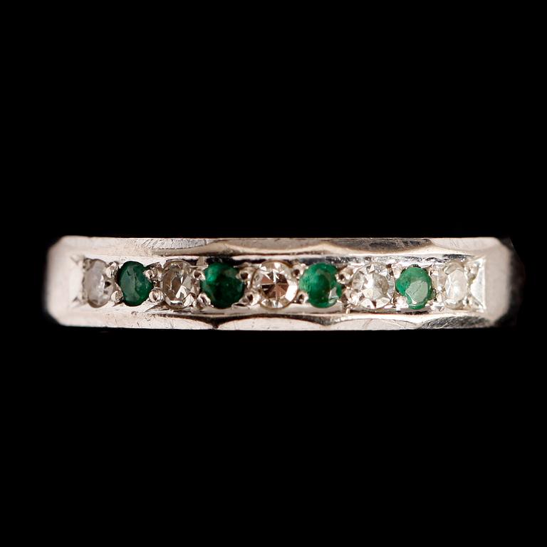 RING, 18 k vitguld, 5 briljantslipade diamanter 0.12 ct enl gravyr samt 4 smaragder.
